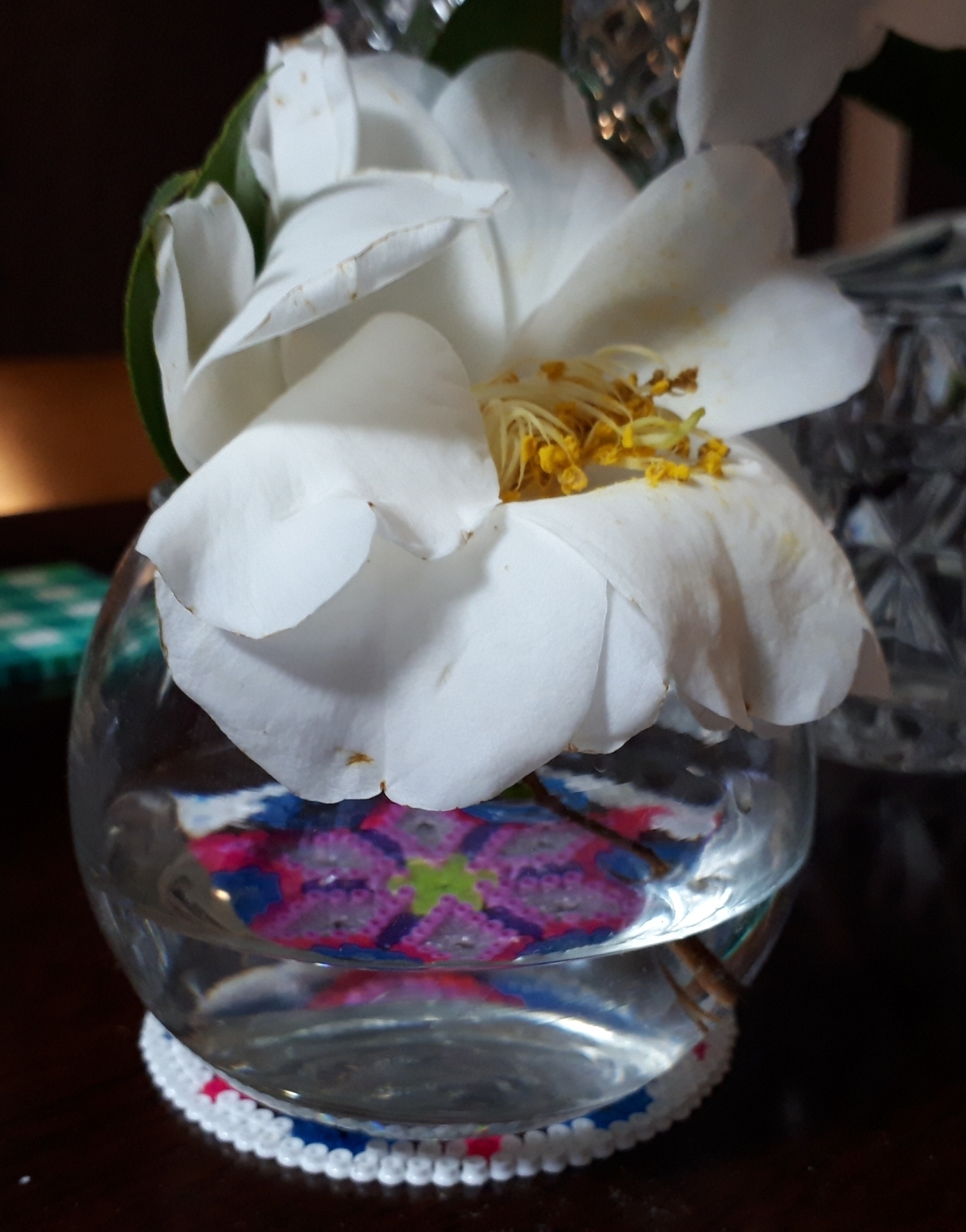 丸いガラス花器にコースターを敷く ミニハマビーズ アイロンビーズおばさんの作品と日常と