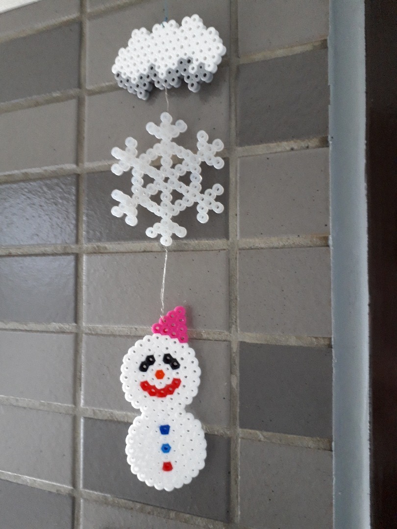 玄関ドアの飾り 雪の結晶 雪だるま 冬 アイロンビーズおばさんの作品と日常と